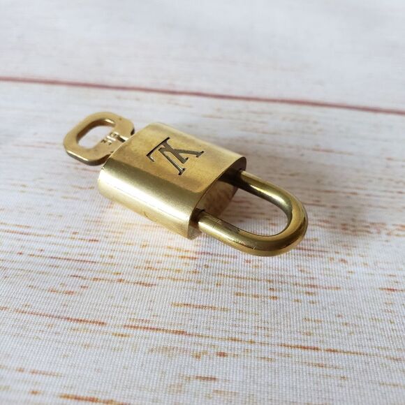 Authentic Louis Vuitton #319 Lock and Key Set Brass 300 Series Padlock - Picture 3 of 8